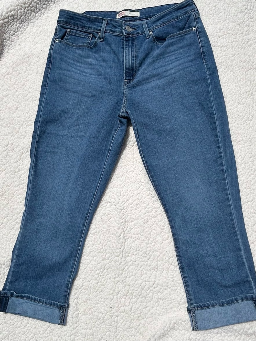 Levi’s Signature Women’s Mid Rise Capri Jeans
